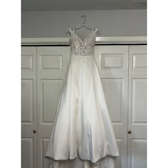 Stella York Dresses & Skirts - NWOT!!! Stella York White Lace Bodice Satin Wedding Dress with Pockets